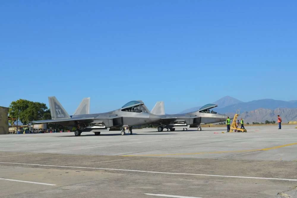 Ένας Στρατιωτικός Ιερέας στα F-22 Raptor – Εικόνες